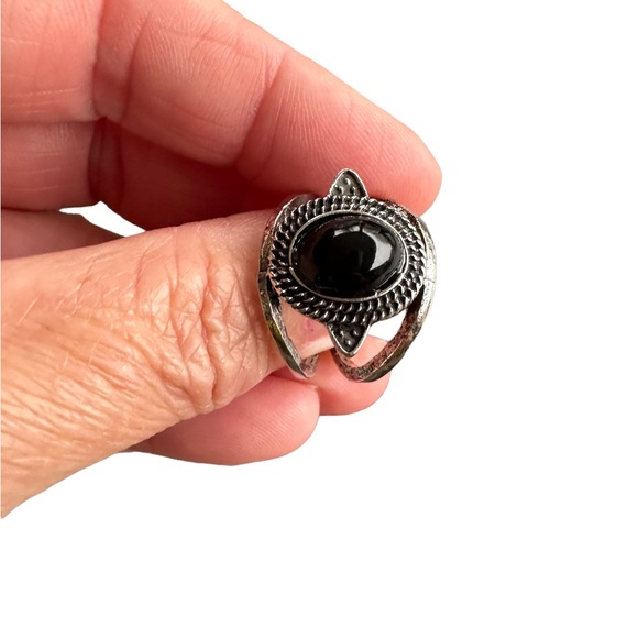Silver and Black Oval Stone Ring - Picture 2 of 6